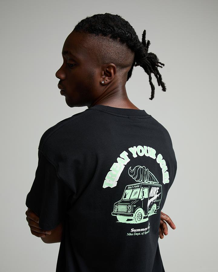 Nike Men's Treat Your Sole T-Shirt - Black/Illusion Green