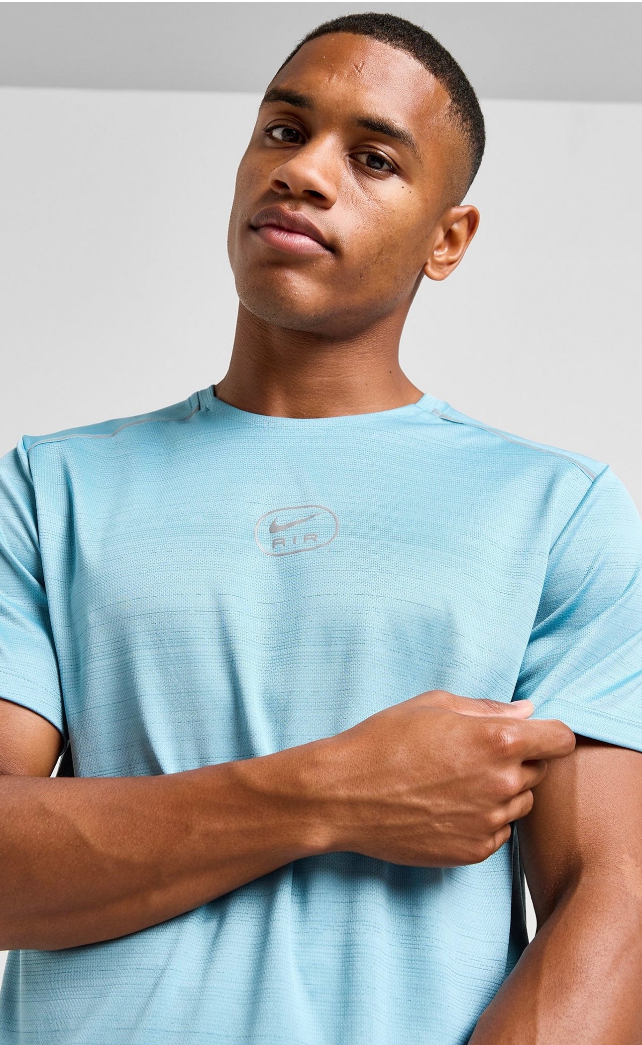 Nike Swoosh Air Run T-Shirt in Denim Turquoise. Designed to move with you on even the most intense workouts, Nike set the pace with this polyester Dri-FIT moisture wicking t-shirt. Featuring a regualr cut, crewneck collar and a reflective printed swoosh to left chest.