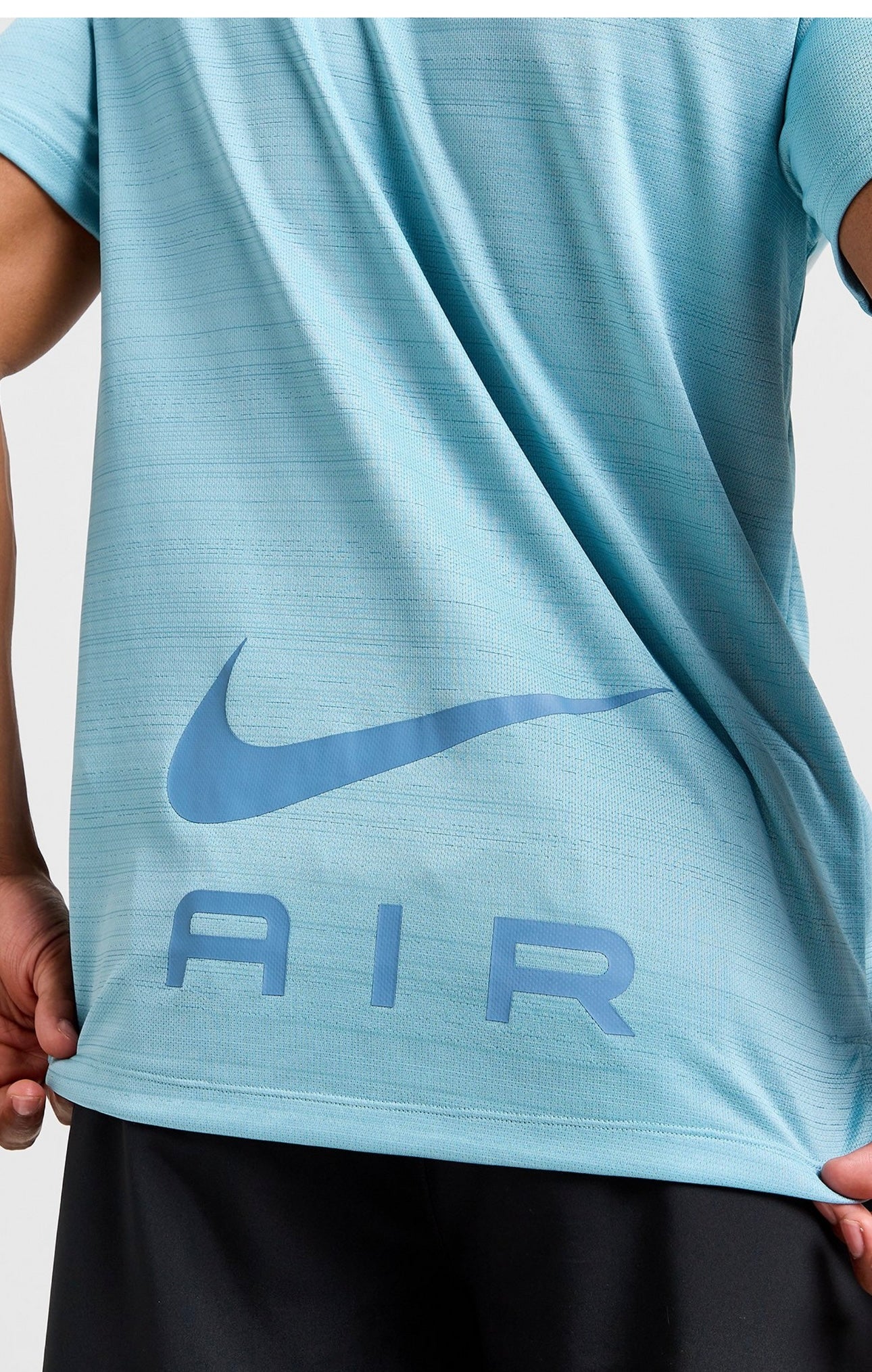 Nike Swoosh Air Run T-Shirt in Denim Turquoise. Designed to move with you on even the most intense workouts, Nike set the pace with this polyester Dri-FIT moisture wicking t-shirt. Featuring a regualr cut, crewneck collar and a reflective printed swoosh to left chest.