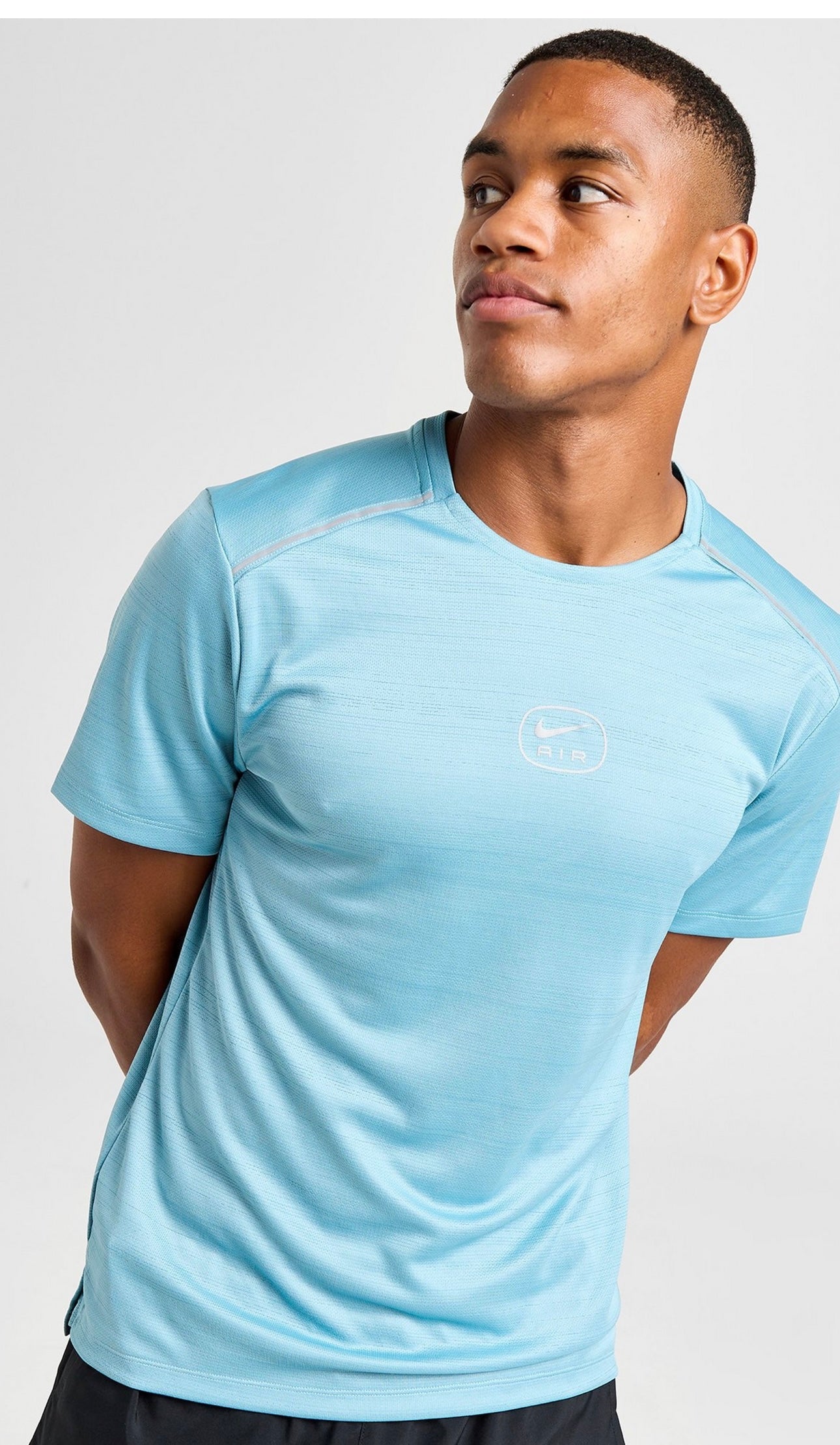 Nike Swoosh Air Run T-Shirt in Denim Turquoise. Designed to move with you on even the most intense workouts, Nike set the pace with this polyester Dri-FIT moisture wicking t-shirt. Featuring a regualr cut, crewneck collar and a reflective printed swoosh to left chest.