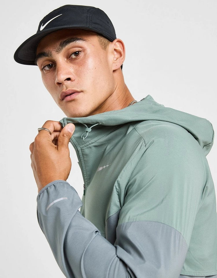 Nike Impossibly Light Windrunner - clay green/smoke grey
